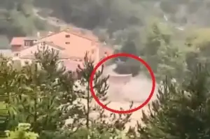Sinop'ta selin yıktığı ev kamerada... Çatıda mahsur kalanlar böyle yardım istedi
