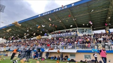 Sırbistan Ligi'ndeki Novi Pazar-Radnicki maçında depremzede kollar düşüncesince oyuncak toplandı
