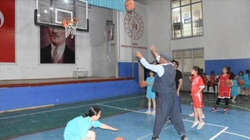 Şırnak'ta 67 yaşındaki Yusuf emmi fariza icra ettiği okulda sepet topu oynuyor