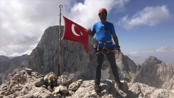 Sırtında 3 metrelik direkle çıkmış olduğu zirvelerde Türk bayrağını dalgalandırıyor