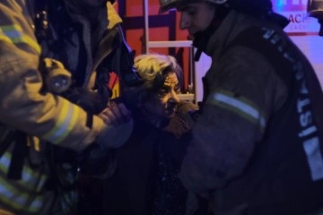 Şişli’de 4 katlı binada yangın: Yaşlı hanımları itfaiye ve vatandaşlar kurtardı