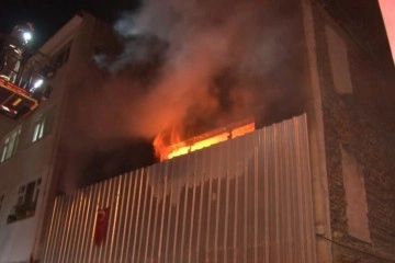 Şişli’de evsizlerin kaldığı metruk bina alev alev yandı