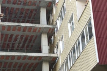 Şişli’de ilginç görüntü: Bina inşaatı 40 yıllık apartmana dayandı
