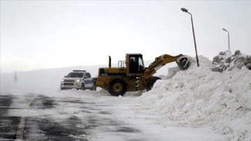 Sivas-Malatya kişmiri yolu kar zımnında tır ve çekici trafiğine kapatıldı