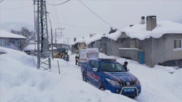 Sivas'ta kar zımnında yolu kapanan köydeki hasta, ekiplerin çalışmasıyla hastaneye ulaştırıldı