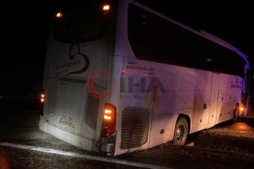 Sivas’ta yolcu otobüsü kayarak yoldan çıktı: 1 yaralı