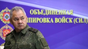 Şoygu, Ukrayna’da savaşçı Rus askeri birlikleri denetledi