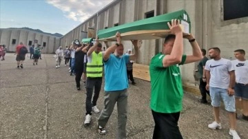 Srebrenitsa kurbanlarının tabutları defnedilecekleri Potoçari Anıt Mezarlığı'na taşındı