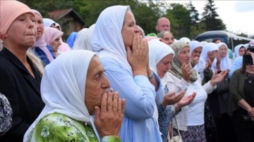 Srebrenitsa soykırımı kurbanlarının yakınları sevdiklerinin katledildikleri yerlerde afsun etti
