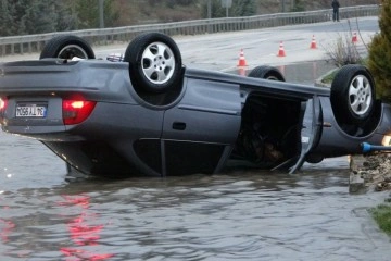 Su birikintisine giren otomobil takla attı: 3 yaralı