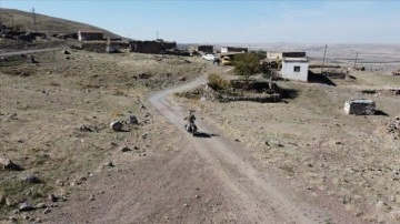 Su çıkmadığı düşüncesince boşaltılan köyde 10 senedir tek başına yaşıyor