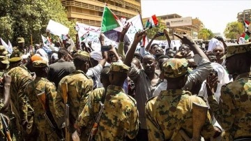 Sudan ordusu, ülkedeki "kaos ve akse ortamını" sonlandırmak düşüncesince OHAL anons etti