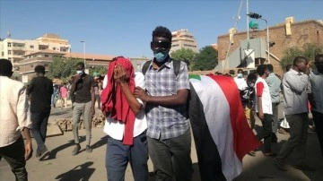 Sudan polisinden Cumhurbaşkanlığına akın etmek talip protestoculara gazla müdahale