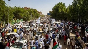 Sudan'da binlerce ad hükümetin feshi isteğiyle Cumhurbaşkanlığı Sarayı uğrunda toplandı