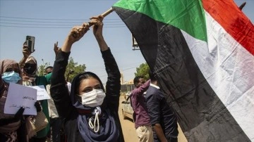 Sudan'da çırçıplak hile isteğiyle binlerce ad sokaklara indi