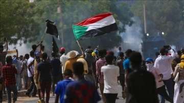 Sudan'da yüzlerce isim askeri yönetimi gıcırtı etti