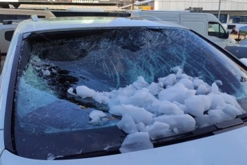 Sultangazi'de çatıdan düşen kar yığını lüks otomobile zarar verdi