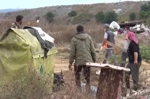 Sultangazi'de kaçak barakalar ekipler tarafından yıkıldı