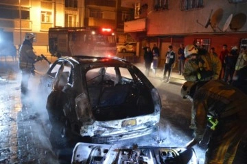 Sultangazi'de söndürme emekleri sırasında otomobilin patladığı anlar kamerada
