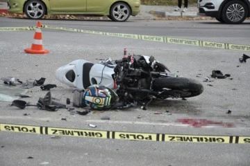 Sürat motosikletiyle çarpışan otomobil sürücüsü kaçtı: 1 yaralı