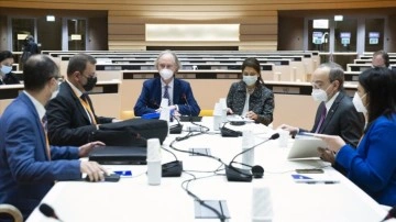 Suriye Anayasa Komitesi görüşmelerinde rejim ve karşı eş başkanları önce defa aynı masaya oturdu