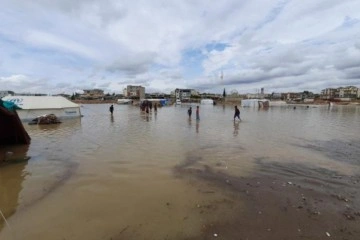 Suriye sınırındaki sığınmacıların çadırlarını sel suları bastı