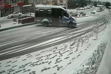 Sürücülerin buzlu yollardaki ecel terleri kameralara böyle yansıdı