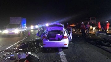 TAG Otoyolu'nda çekiciyle çarpışan otomobildeki 3 ad öldü