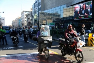 Tahran'da yaygınlaşan emektar ve beğenilmeyen motosikletler iklim kirliliğine sefer açıyor