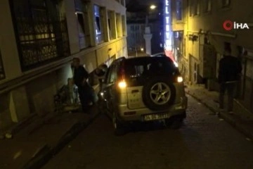 Taksim'de gaz pedalı takılı kalan otomobil iki turiste çarptı