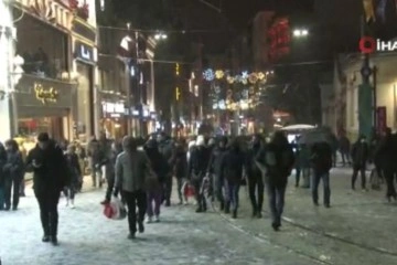 Taksim’de kar yağışı etkili oldu