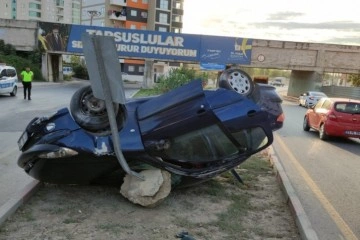 Tarsus’ta ticari araçla otomobil çarpıştı: 3 yaralı