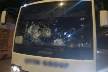 Taşlı saldırganlar dehşet saçtı, işçi servisinin camları kırıldı: 1 yaralı