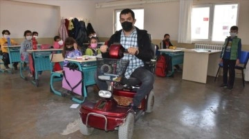 Tekerlekli sandalyeli öğretmen azmiyle dayanıklı oluyor