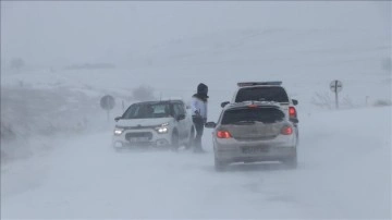 Tekirdağ'da kar yağışında çevrili artan sürücülere AFAD iane etti