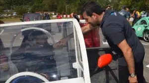 TEKNOFEST Yönetim Kurulu Başkanı Selçuk Bayraktar, lise öğrencilerinin araçlarını inceledi