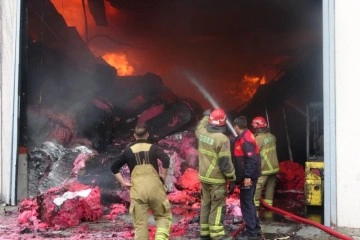 Tekstil fabrikasında korkutan yangın: Ekipler saatlerdir müdahale ediyor
