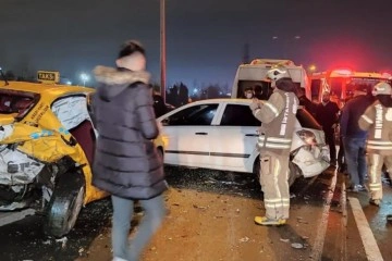 TEM Otoyolu'nda gerçekleştirilen iki kazada 7 araç birbirine girdi: 4 yaralı