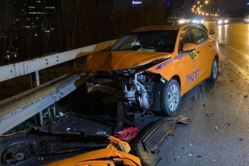 TEM Otoyolunda ticari taksi, sağ şeritte arıza yapan otomobile arkadan çarptı: 1’i ağır 2 yaralı