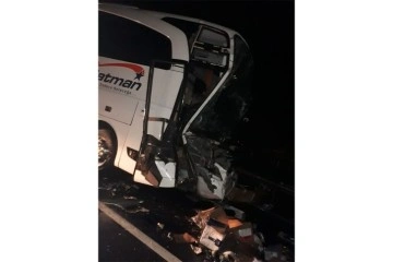 TEM otoyolunda yolcu otobüsü tıra çarptı: 1 ölü, 13 yaralı