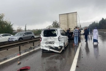 TEM’de 27 aracın karıştığı kazada 17 kişi yaralandı