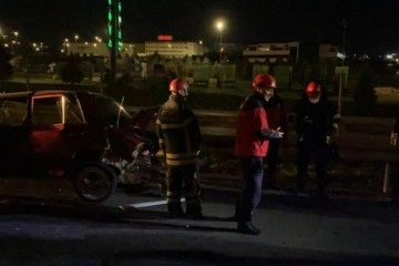 TEM’de bariyere çarpan otomobil ile hafif ticari araç çarpıştı: 3 yaralı