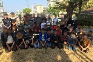 TEM’de durdurulan bir minibüsten 50 kaçak göçmen çıktı: 3 gözaltı