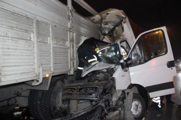 TEM’de kamyonet lastiği patlayan kamyona ok gibi saplandı: 1 ölü