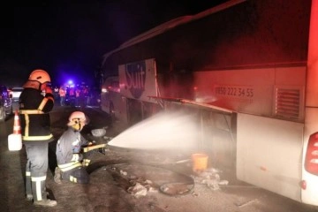 TEM’de lastiği patlayan yolcu otobüsünde yangın çıktı