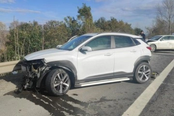 TEM’de lüks otomobil ve SUV tarzı araç çarpıştı: 3 yaralı