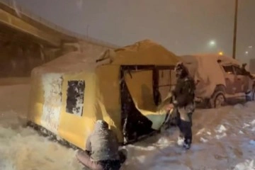 TEM’de mahsur kalan aile yola çadır kurdu