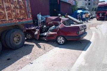 Tıra çarpan otomobilin sürücüsü yaralandı !