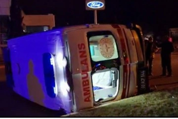 Tokat’ta ambulansla otomobil çarpıştı: 3 sağlıkçı yaralandı