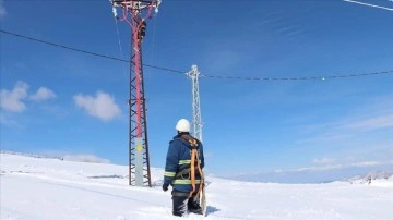 Tokat'ta erke timlerinin 2 metrelik karda dayanıklı mesaisi sürüyor